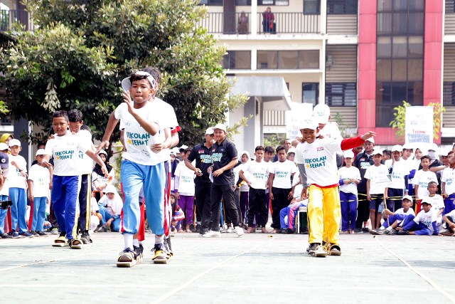 Para pelajar mengikuti Festival Permainan Rakyat dan Olahraga Tradisional di Balai Besar Penjaminan Mutu Pendidikan, Surabaya.