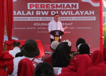 Wali Kota Surabaya Eri Cahyadi saat meresmikan Balai RW 1 di Kelurahan Sumur Welut, Kecamatan Lakarsantri.