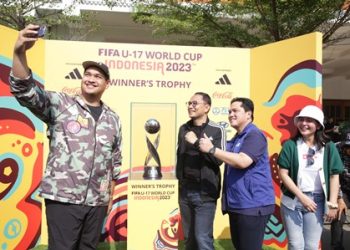 Ketua Umum PSSI Erick Thohir dan Wali Kota Surabaya Eri Cahyadi berswafoto dengan background tropi Piala Dunia U-17.