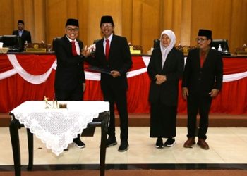 Penyerahan nota keuangan dan Rancangan Peraturan Daerah tentang APBD Surabaya tahun 2024 oleh Wali Kota Surabaya Eri Cahyadi kepada pimpinan DPRD Surabaya.