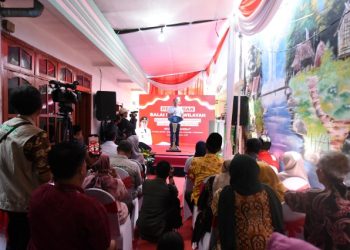 Wali Kota Surabaya Eri Cahyadi dalam peresmian 10 Balai RW di Kelurahan Krembangan Utara yang dipusatkan di gang depan Balai RW 9 Jalan Kalimas Barat.