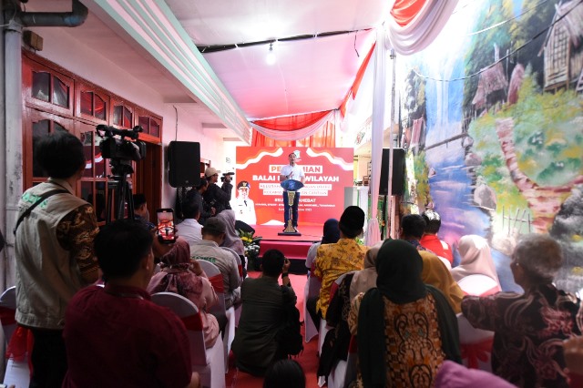 Wali Kota Surabaya Eri Cahyadi dalam peresmian 10 Balai RW di Kelurahan Krembangan Utara yang dipusatkan di gang depan Balai RW 9 Jalan Kalimas Barat.