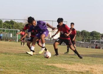 Pertandingan final turnamen sepak bola antar kecamatan yang mempertemukan Kecamatan Krembangan vs Kecamatan Jambangan di lapangan Mulyorejo.