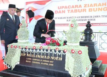Wakil Gubernur Jawa Timur Emil Elestianto Dardak saat ziarah ke pusara mantan Gubernur Jatim ke-7 Raden Panji Mohammad Noer di Kabupaten Sampang.