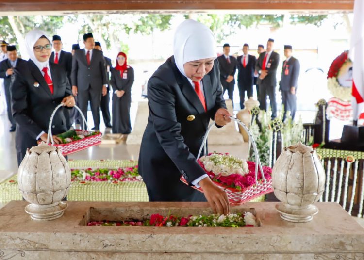 Gubernur Khofifah menaburkan bunga di makam Bung Karno.