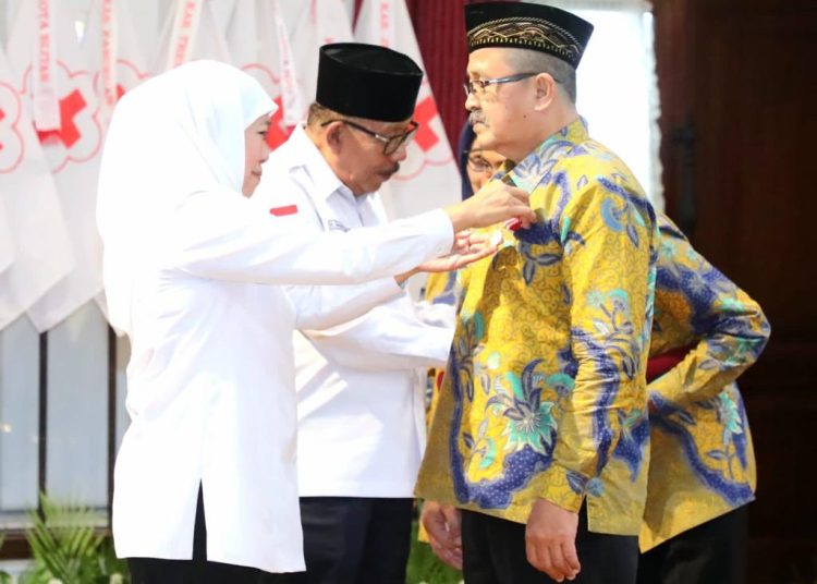 Gubernur Jawa Timur Khofifah Indar Parawansa menyematkan satya lencana donor darah di gedung Negara Grahadi.