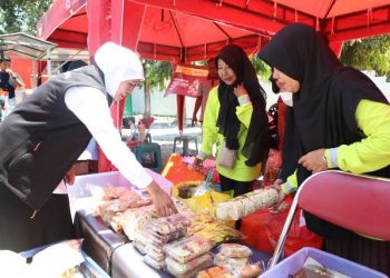 Gubernur Jawa Timur Khofifah Indar Parawansa dalam operasi pasar murah di halaman Bakorwil Pamekasan.