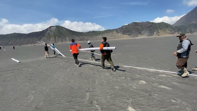 Perbaikan pipa saluran air bersih di Kecamatan Sangkapura Kabupaten Probolinggo yang sebelumnya terdampak kebakaran hutan dan lahan Gunung Bromo.