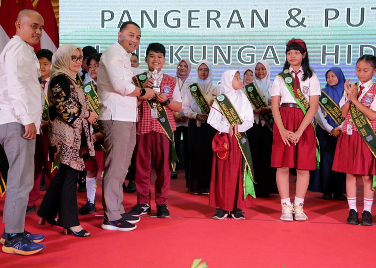 Penyerahan pemenang Pangeran dan Putri Lingkungan Hidup Surabaya oleh Wali Kota Eri Cahyadi.
