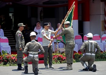 Penyerahan bendera pataka lambang Provinsi Jawa Timur (Jatim) Jer Basuki Mawa Beya