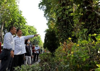 Wali Kota Surabaya Eri Cahyadi memberikan arahan kepada Kepala Dinas Lingkungan Hidup Surabaya Agus Hebi Djuniantoro untuk menata taman di sekitar Taman Bungkul.