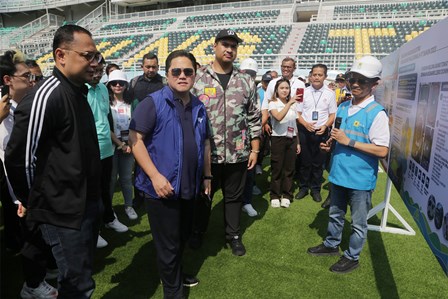 Ketua Umum PSSI Erick Thohir bersama Wali Kota Surabaya eri Cahyadi meninjau Stadion Gelora Bung Tomo.