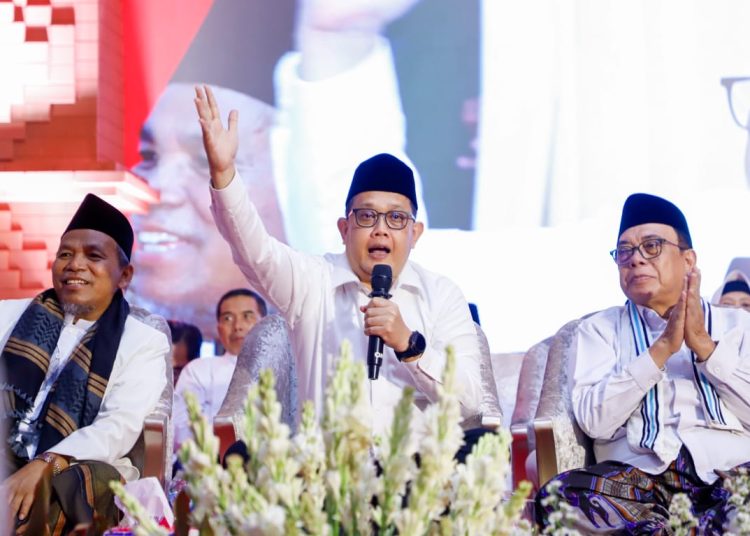 Sekdaprov Jatim Adhy Karyono saat menghadiri Haul Gubernur Soerjo ke-75 di Kompleks Makam Gubernur Soerjo, Magetan.