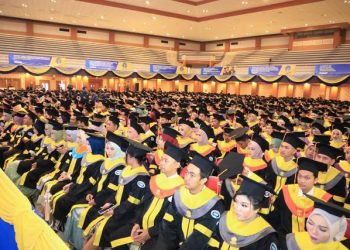 Para wisudawan Universitas Terbuka Surabaya di Airlangga Convention Center (ACC).