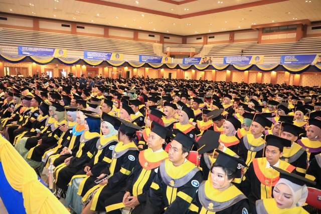 Para wisudawan Universitas Terbuka Surabaya di Airlangga Convention Center (ACC).