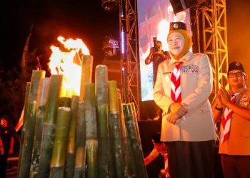Gubernur Jawa Timur Khofifah Indar Parawansa dalam pembukaan Raimuna Jawa Timur ke-XIV di Bumi Perkemahan Pantai Prigi, Kabupaten Trenggalek.