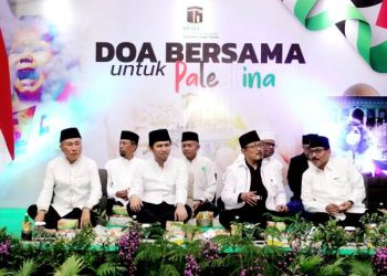 Wakil Gubernur Jawa Timur Emil Elestianto Dardak menghadiri doa bersama untuk Palestina yang diselenggarakan di Masjid Raya Islamic Center.