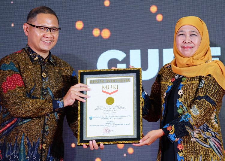 Gubernur Jawa Timur Khofifah Indar Parawansa menerima dua penghargaan Museum Rekor Indonesia.