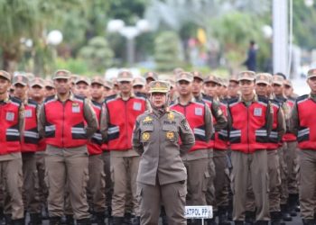 Foto ilustrasi, personel Satpol PP Surabaya dalam apel Cipta Kondisi di halaman Balai Kota Surabaya.