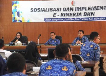Sosialisasi dan implementasi E-Kinerja Badan Kepegawaian Negara yang dilaksanakan di gedung Angling Dharma lantai dua Pemkab Bojonegoro.