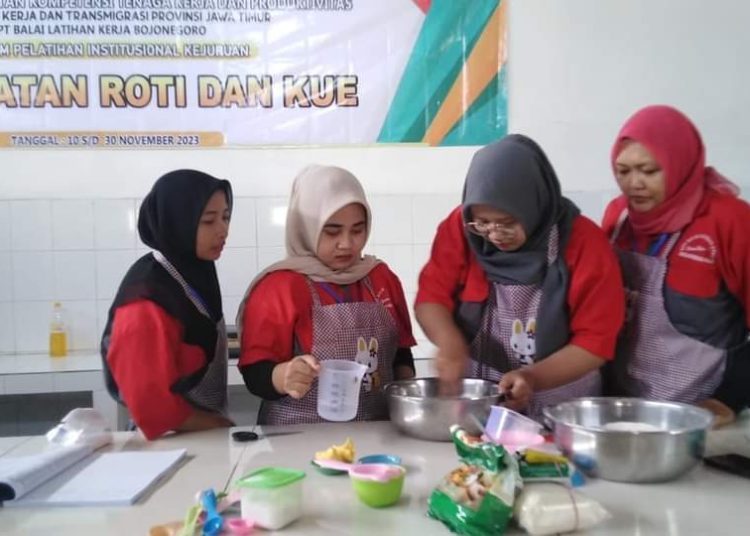 Peserta program pelatihan institusional kejuruan Balai Latihan Kerja Bojonegoro mendapatkan program pembuatan roti.