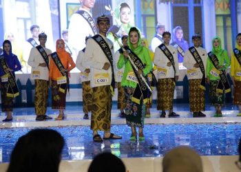 Pelaksanaan grandfinal pemilihan Cak dan Ning Surabaya di Taman Surya.