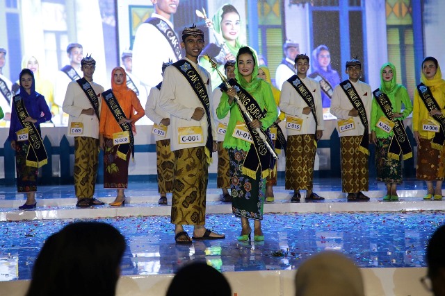 Pelaksanaan grandfinal pemilihan Cak dan Ning Surabaya di Taman Surya.