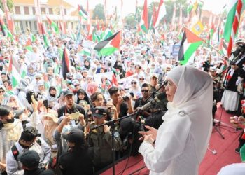 Gubernur Jawa Timur Khofifah Indar Parawansa dalam Aksi Bela Palestina di depan Gedung Negara Grahadi, Surabaya.