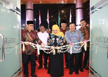 Gubernur Jawa Timur Khofifah Indar Parawansa saat meresmikan gedung Rehabilitasi Medik Terpadu dan Manajemen Rumah Sakit Umum Daerah dr Saiful Anwar, Kota Malang.