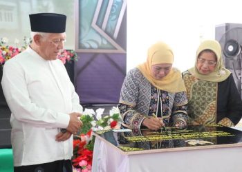 Penandatanganan prasasti oleh Gubernur Jatim Khofifah Indar Parawansa dalam peresmian Madrasah Tsanawiyah (MTs) Sains Salahuddin Wahid Pesantren Tebuireng Putri Kesamben Jombang.