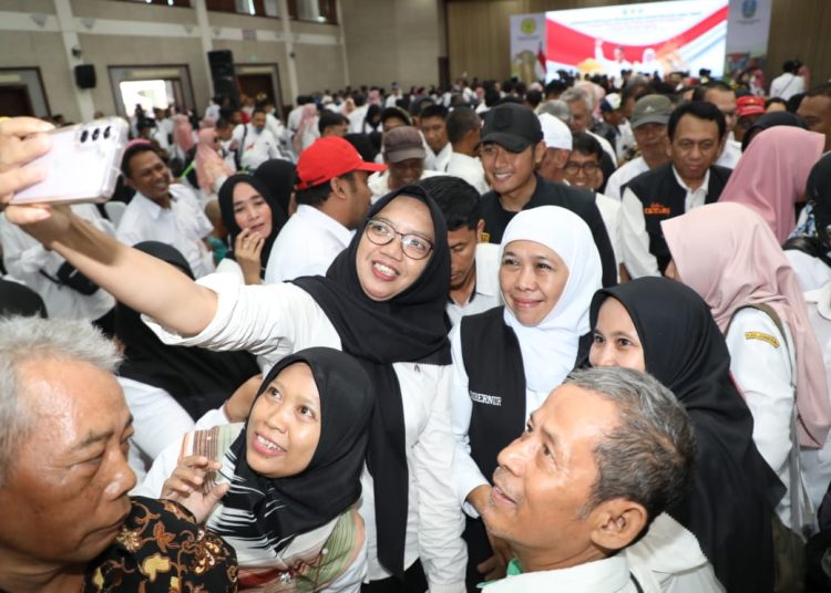 Gubernur Jatim Khofifah Indar Parawansa berswafoto bersama para Penyuluh Pertanian Lapangan dan petani di Tuban.