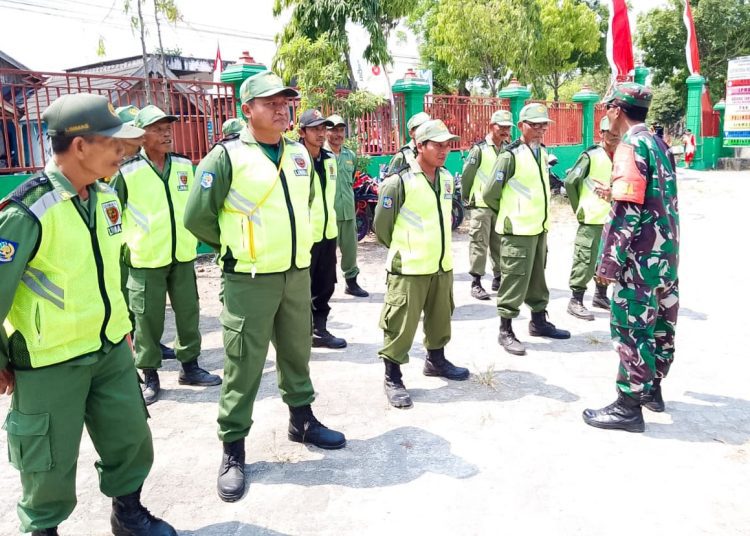 Pelatihan dasar Peraturan Baris-Berbaris kepada anggota Linmas Desa Ngunut, Kecamatan Dander, Bojonegoro.