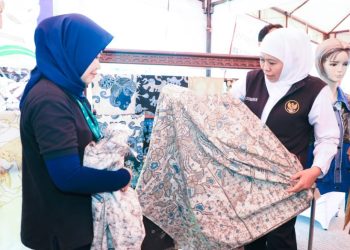 Gubernur Jawa Timur Khofifah Indar Parawansa melihat batik mangrove pada
Festival Mangrove Jawa Timur ke-V di Romokalisari Adventure Land, Surabaya.