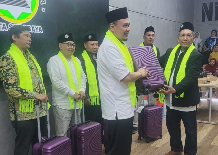 Launching program 'Umrah Bareng Takmir dan Jemaah Masjid se-Kota Surabaya' di kantor Bank ONBC NISP, Ciputra World Mall.