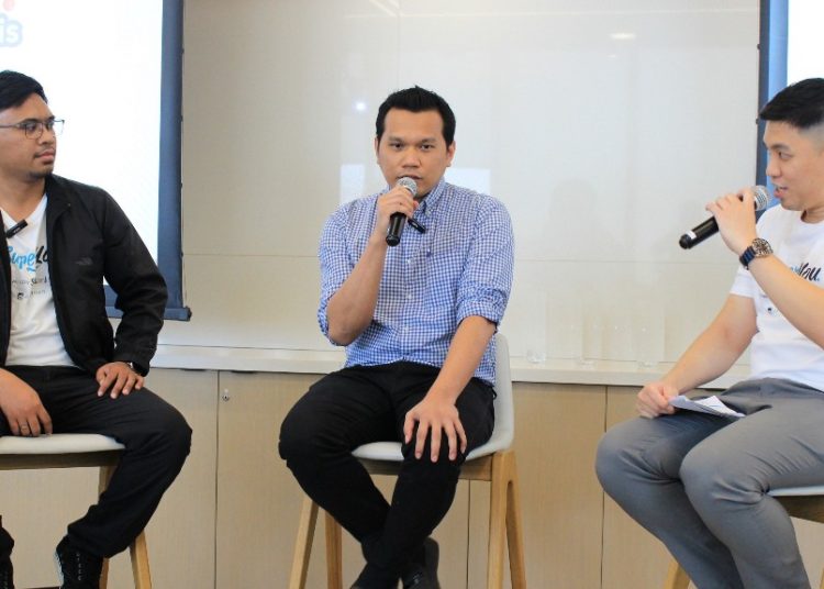 Digital Operation & Process Improvement Manager Super You by Sequis Febrianto Saputra (kiri) dan Dokter Spesialis Orthopedi dan Traumatologi RS Mitra Keluarga Kelapa Gading dokter Troydimas Panjaitan,Sp.OT (K) (tengah) berbagi pengetahuan kesehatan osteoporosis dan manfaat berasuransi.