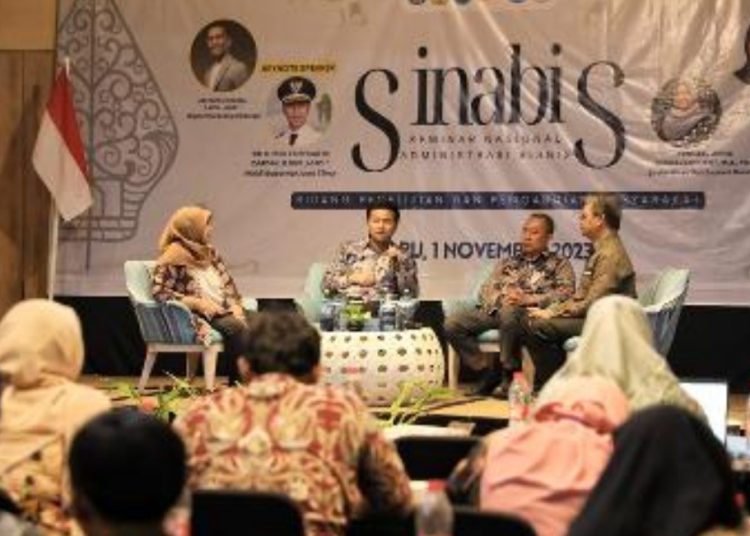Wakil Gubernur Jatim Emil Elestianto Dardak dalam seminar nasional di Universitas Pembangunan Nasional Veteran Jatim.