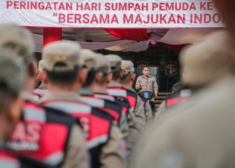 Kota Eri Cahyadi saat memimpin apel pengamanan cipta kondisi di halaman Balai Kota Surabaya.