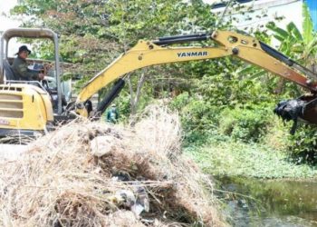 Pengerukan afvour di Desa Punggul, Kecamatan Gedangan, Sidoarjo.