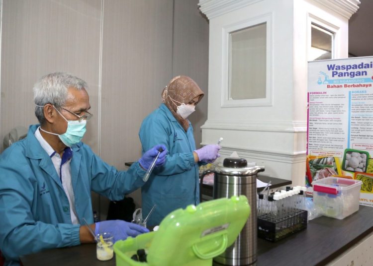 Pengujian sampel makanan di Sentra Wisata Kuliner oleh BBPOM Surabaya.