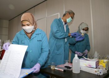 Pengujian sampel makanan dari Sentra Wisata Kuliner oleh BBPOM Surabaya.