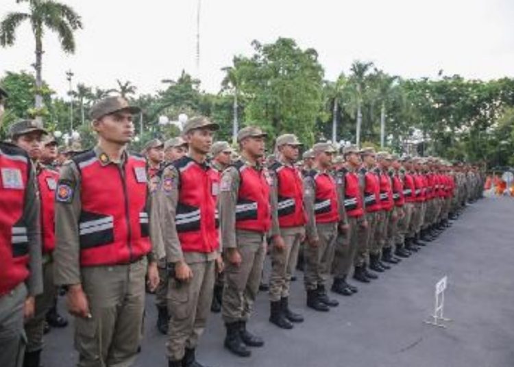 Para personel Satpol PP Surabaya dalam apel cipta kondisi di halaman Balai Kota Surabaya.