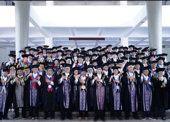 Para profesor baru yang dikukuhkan dalam sidang terbuka ITS.