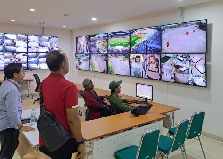 Ruang kontrol monitor yang menayangkan hasil sorotan dari semua kamera CCTV di Stadion GBT.