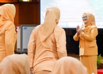 Ketua Dharma Wanita Persatuan Provinsi Jatim Isye Adhy Karyono saat menghadiri Rakerda dan Sosialisasi Pembuatan Laporan Pelaksanaan Program Kerja (LPPK) Dharma Wanita Persatuan Jatim.