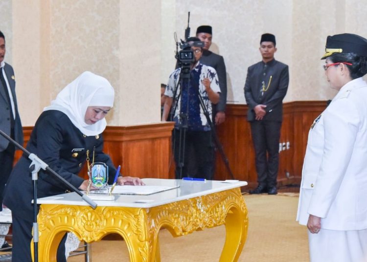 Gubernur Jawa Timur Khofifah Indar Parawansa melantik Pj Wali Kota Kediri Zanariah di gedung Negara Grahadi, Surabaya.
