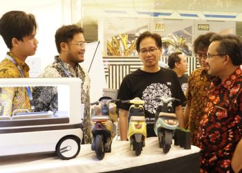 Sekda Kota Surabaya Ikhsan menghadiri pameran inovasi teknologi bertajuk TENNOVEX 2023.