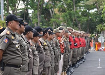 Para personel Satpol PP Surabaya dalam apel cipta kondisi di halaman Balai Kota.