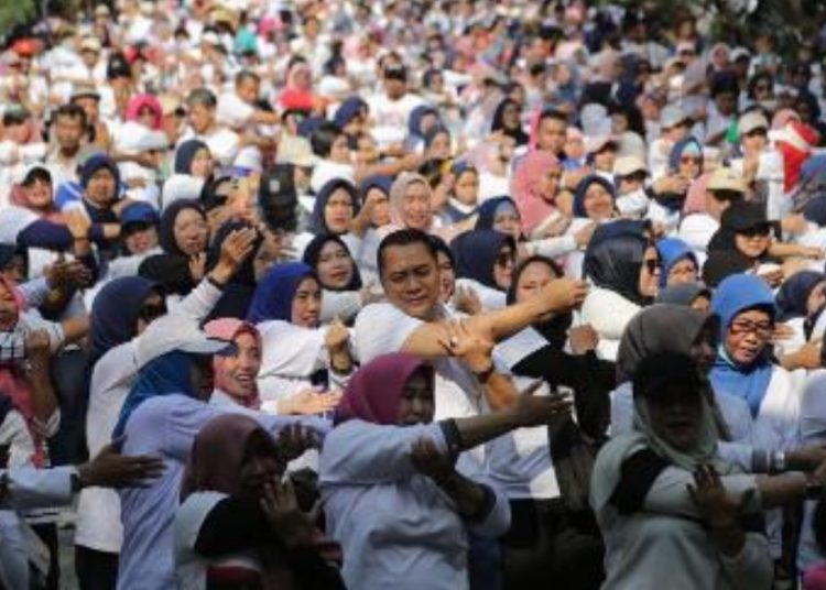 Wali Kota Surabaya Eri Cahyadi mengikuti senam bersama di Kebun Raya Mangrove Gunung Anyar Surabaya.