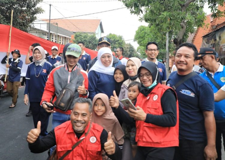 Gubernur Jawa Timur Khofifah Indar Parawansa  dialam Gerak Jalan Mojokerto Surabaya