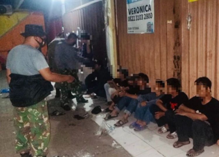 Para remaja yang terjaring operasi Satpol PP dan tim edukasi TNI.